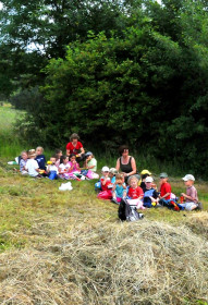 Kinder besuchen einen Imker im Rinkental