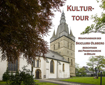 Kulturtour - Mountainbiker besichtigen die Probsteikirche in Brilon