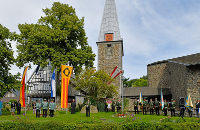 Kranzniederlegung der Schützenbruderschaft St. Cyriakus Bruchhausen am 7.8. der Tag des eigentlichen Schützenfestes