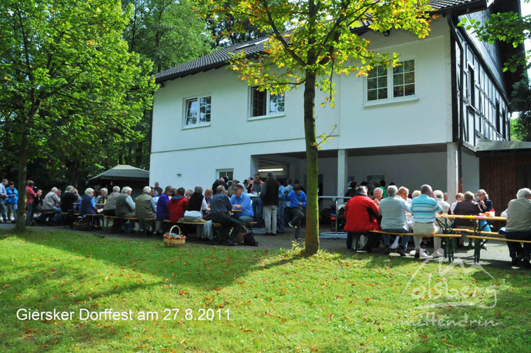 gut besucht ein gemuetliches dorffest 20110827 1095208163