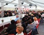 das zelt fuellt sich 20120909 1201096732
