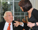 frau dahlhoff begruesst ihre gaeste 20120612 1632862398