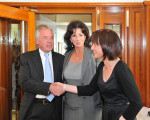 frau dahlhoff begruesst ihre gaeste 20120612 2078988146
