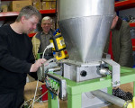 ein fachmann fuehrt vor 20121119 1261687955