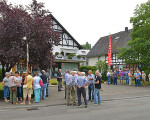 warten auf herrn demnig herstellen  verlegen d stolpersteine 20150817 1912865522
