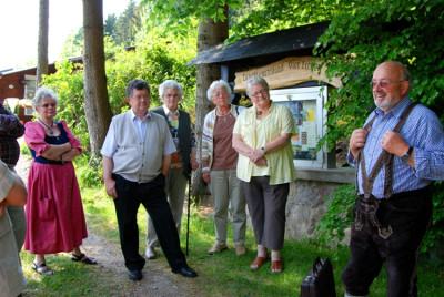 Ü60 besichtigt eine Imkerei im Rinkental