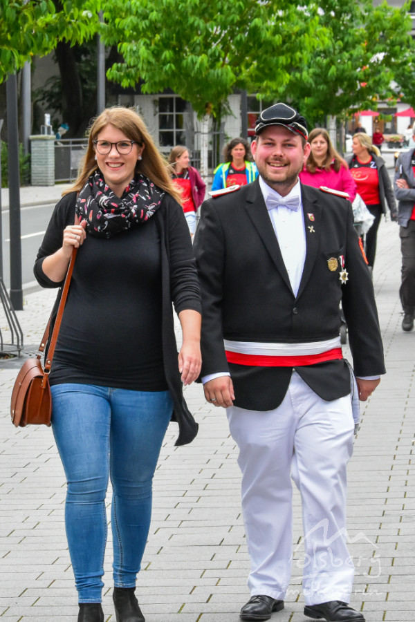 schuetzenfesthome 2020   olsberger koenigspaar auf stippvisite 20200629 1620416435