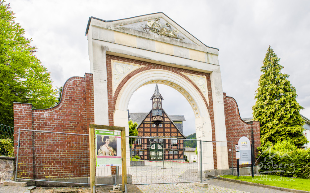 dramatische schiefstellung des historischen torbogens der kropff federathschen stiftung 20200611 1832848521
