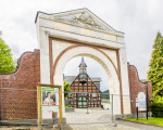 dramatische schiefstellung des historischen torbogens der kropff federathschen stiftung 20200611 1832848521