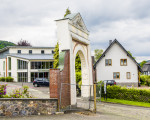 dramatische schiefstellung des historischen torbogens der kropff federathschen stiftung 20200611 1836928523