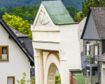 dramatische schiefstellung des historischen torbogens der kropff federathschen stiftung 20200611 2088879550
