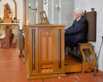 herr hesse als organist bei der kleinen andacht 20220512 1452015403