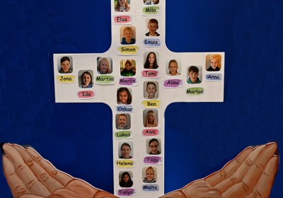 Erstkommunionkinder am Karfreitag auf dem Kreuzweg zum Borberg