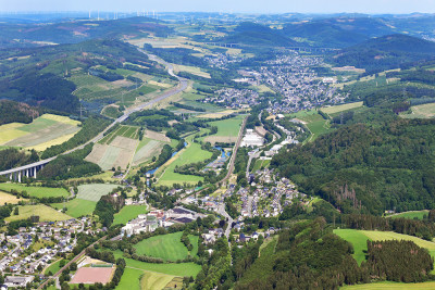 Luftaufnahmen von der Stadt Olsberg im Juni 2021