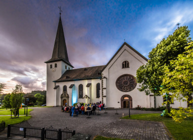 Ökumenischer Mondschein-Gottesdienst auf dem Kirchplatz in Bigge