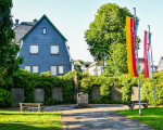 fahnen am kriegerdenkmal 20200627 1208301802