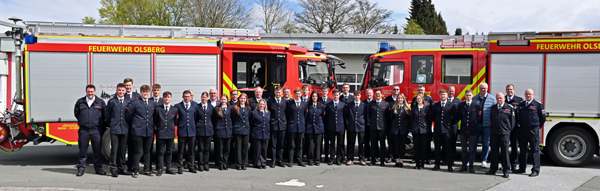 Gruppenfoto vor dem Feuerwehrhaus in Olsberg nach dem bestandenen Truppmann Lehrgang.Foto: Edgar Schmidt