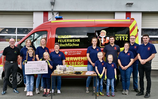 Die Übergabe der Spenden am Feuerwehrhaus in Olsberg.Foto: Edgar Schmidt, Feuerwehr Olsberg