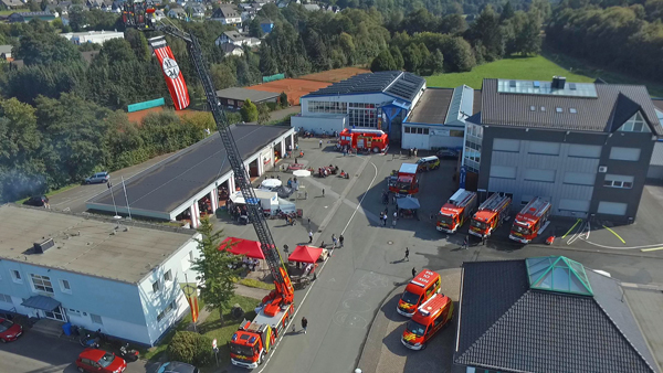 Viele Besucher suchten sich ein schattiges Plätzechen in der Fahrzeughalle bei heißem Wetter auf dem Kartoffelbraten des Löschzuges Bigge - Olsberg. Foto: Edgar Schmidt