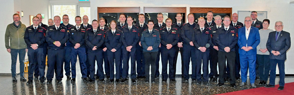 Gruppenfoto mit allen Gästen und Beförderten in der Konzerthalle in Olsberg.Foto: Daniel Lahme