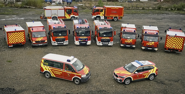 Ein Teil der neu Folierten Fahrzeuge der Feuerwehr Olsberg. Durch Spendengelder konnten die Fahrzeuge im neuen Design einheitlich in Eigenleistung foliert werden.Foto: Justin Röder