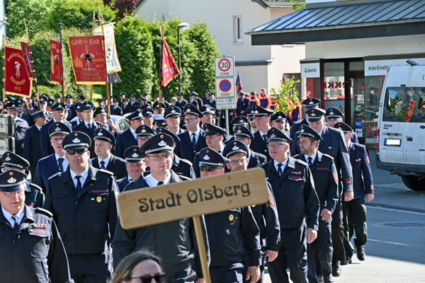 Festumzug in Bigge mit Kranzniederlegung an der St. Martinus Kirche in Bigge auf dem Stadtfeuerwehrtag am Samstag.Foto: Edgar Schmidt