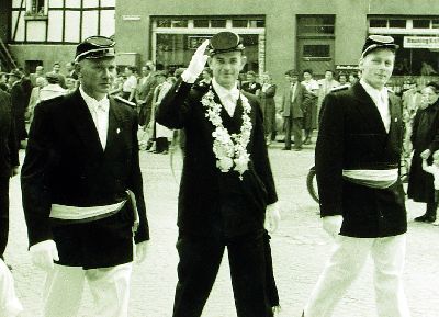 König Willi Meier mit Königsbegleitern Heinz Kruse und Bruno Müller
